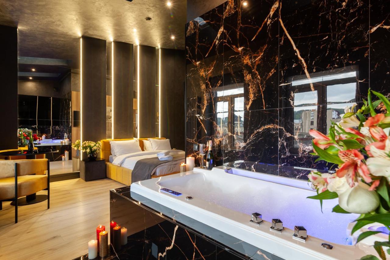Aristo Jacuzzi Otel Lviv